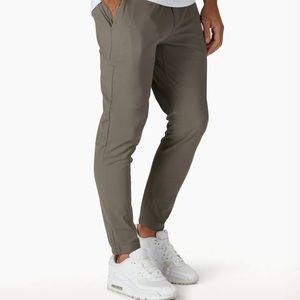 NWOT Cuts Clothing AO Joggers, L